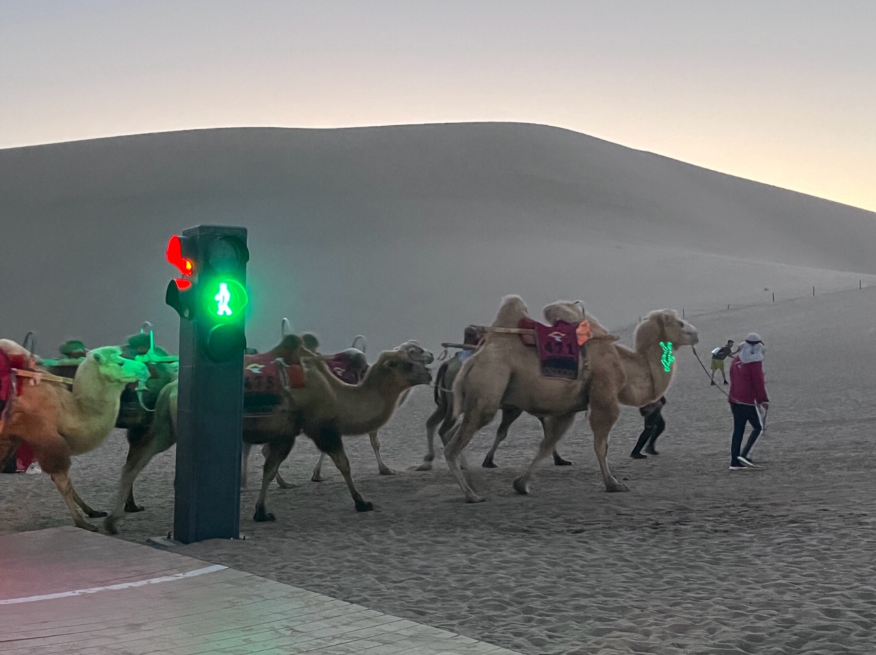 敦煌逐西租車公司：假日出游安全三要點(diǎn)