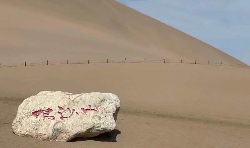 敦煌租車公司：哪些情況下應(yīng)該開啟車燈